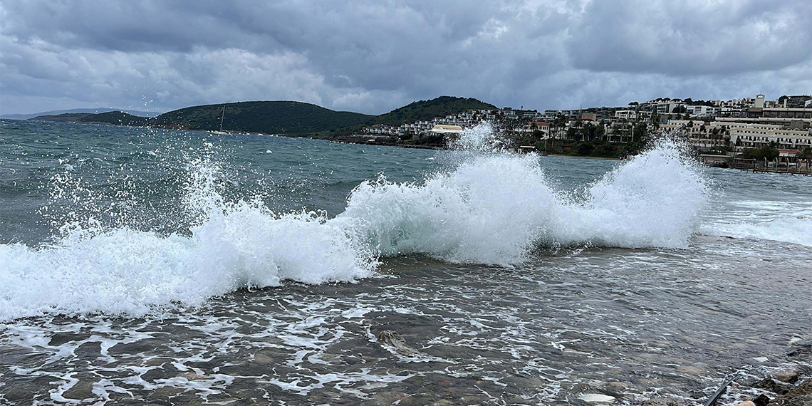 Bodrum'da kuvvetli fırtına; dalgaların boyu 3 metreyi aştı