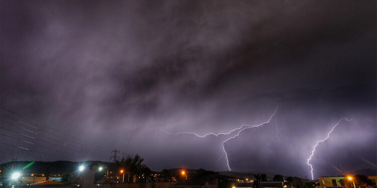 Bodrum'da şimşek ve yıldırım geceyi gündüze çevirdi
