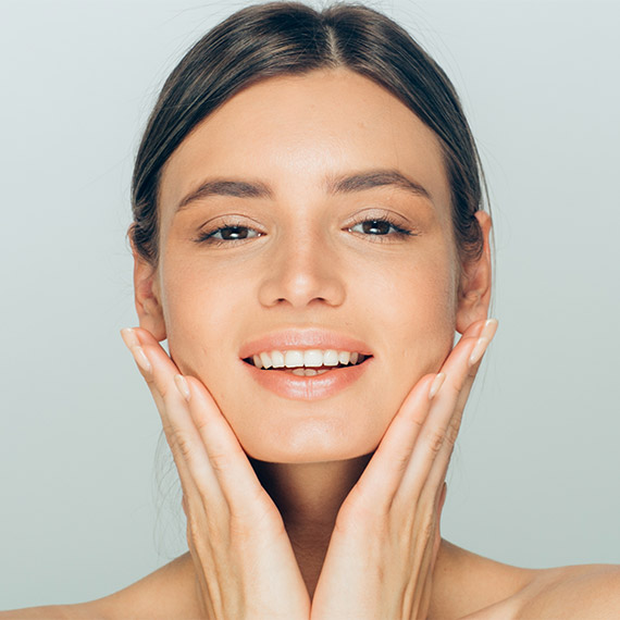 Cilt lekelerinin farklı faktörlerin etkisiyle ortaya çıkabileceğini ve bazı tip lekelerin ciddiye alınması gerektiğini söyleyen Deri Hastalıkları Uzmanı Dr. Aliye Sevdem Gülcan, boyut, şekil ve renk değiştiren cilt lekelerine karşı uyardı.