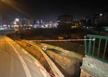 Harfiyat kazısında yolda göçük meydana geldi