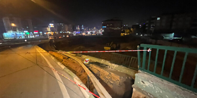 Harfiyat kazısında yolda göçük meydana geldi