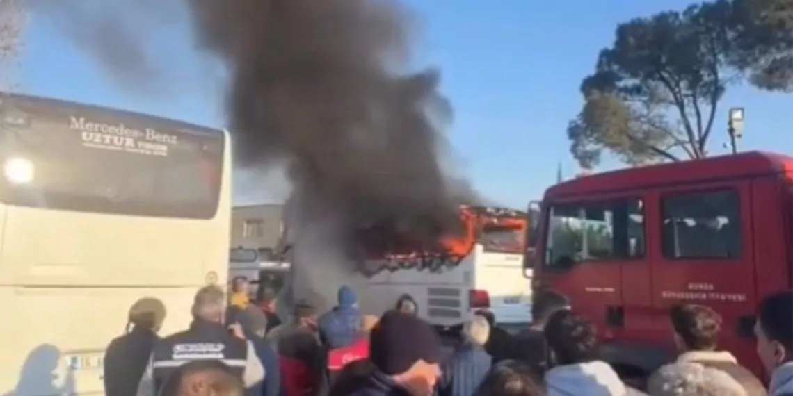 Bursada park halindeki otobus yandi 3626 dhaphoto1 - yaşam - haberton