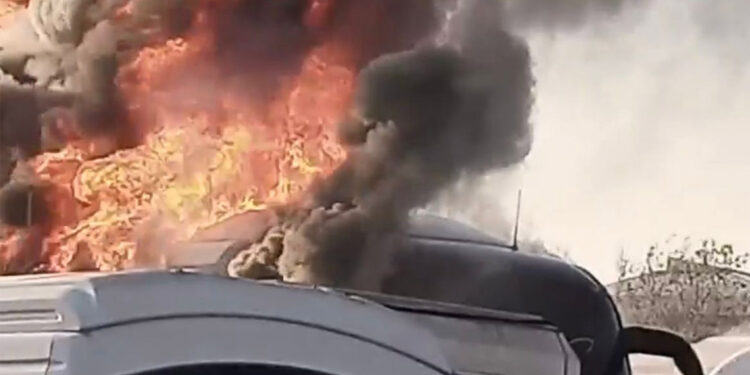 Bursa'da park halindeki otobüs yandı