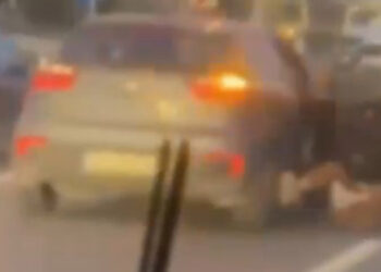 Otomobilden yola düşen kadını zorla araca bindirdi
