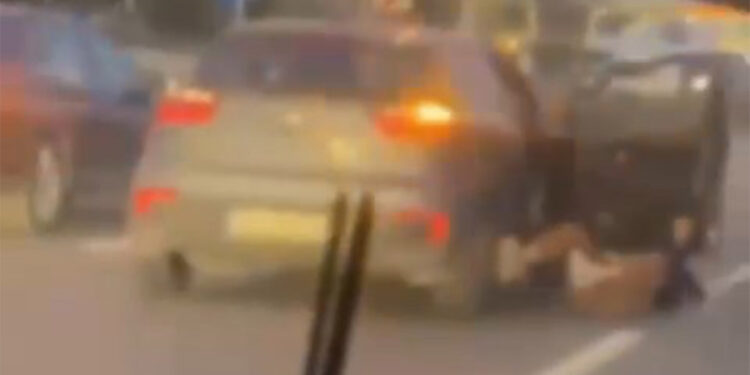 Otomobilden yola düşen kadını zorla araca bindirdi