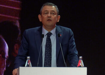 Özgür Özel Aziz Yeniay'a geçmiş olsun dileklerini iletti
