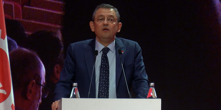 Özgür Özel Aziz Yeniay'a geçmiş olsun dileklerini iletti