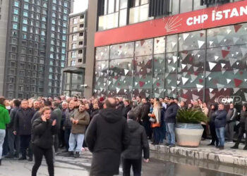 CHP İstanbul İl Başkanlığı önünde partililer, eylem yaptı