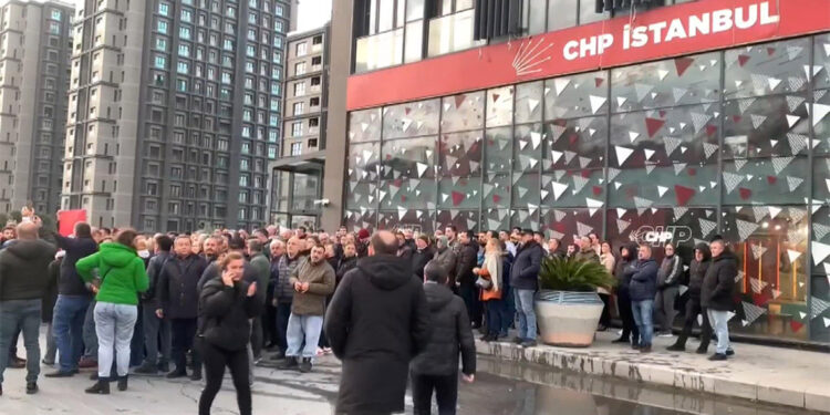 CHP İstanbul İl Başkanlığı önünde partililer, eylem yaptı