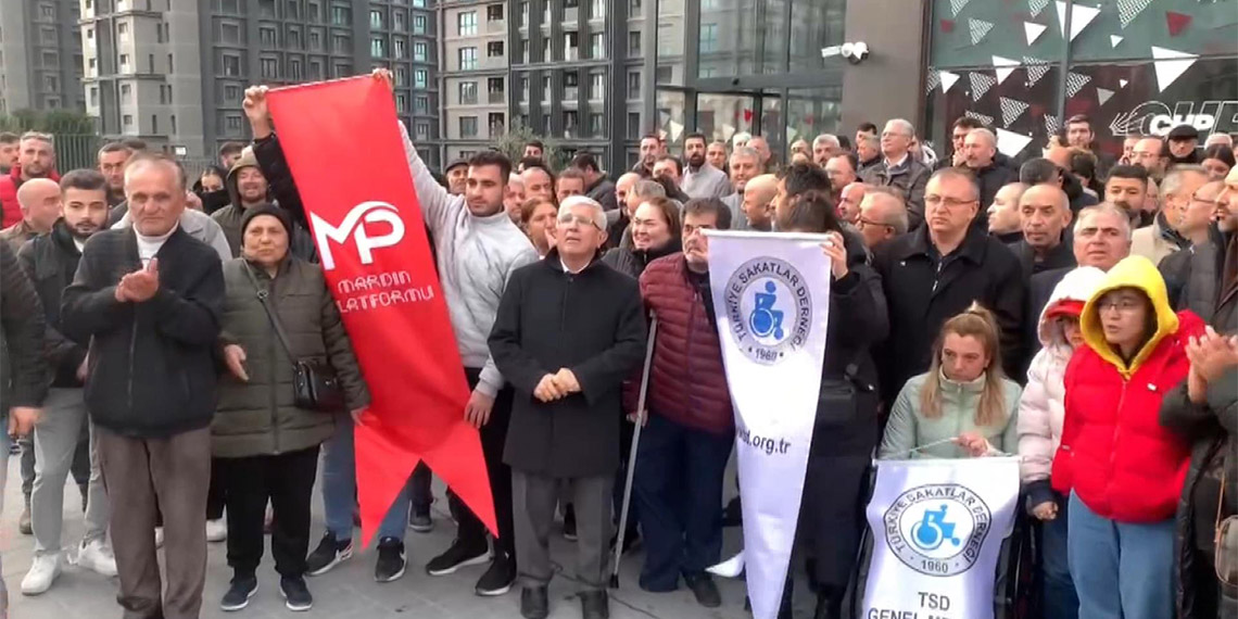 CHP İstanbul İl Başkanlığı önünde partililer, eylem yaptı