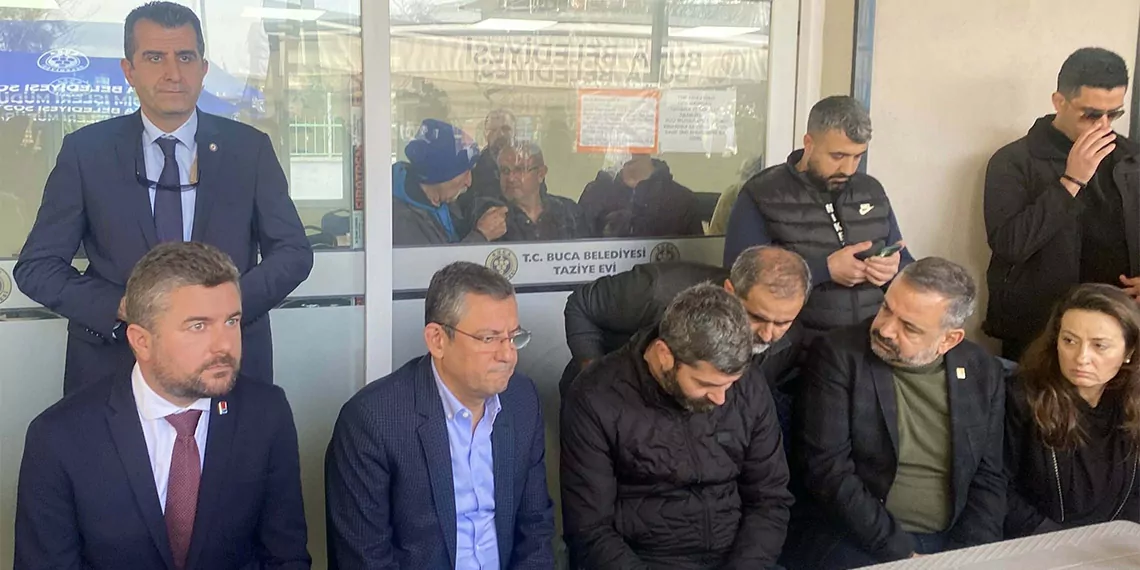 Cumhuriyet halk partisi (chp) genel başkanı özgür özel i̇zmir'de öldürülen taksici oğuz erge’nin ailesine taziye ziyaretinde bulundu.