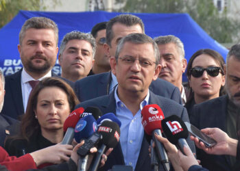 Özgür Özel İzmir'de öldürülen taksicinin ailesini ziyaret etti