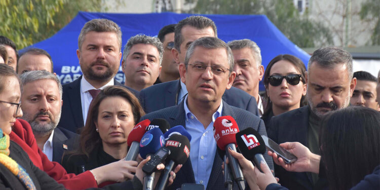 Özgür Özel İzmir'de öldürülen taksicinin ailesini ziyaret etti