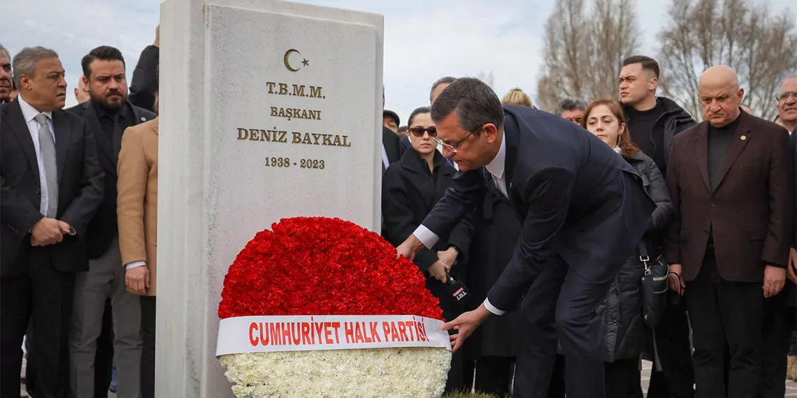 Chp eski genel başkanı deniz baykal ölümünün 1'inci yılında devlet mezarlığı'ndaki kabri başında düzenlenen törenle anıldı.