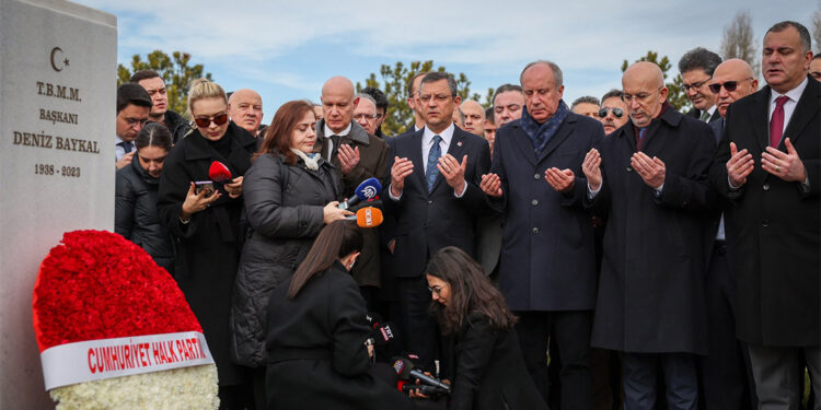Deniz Baykal ölümünün 1'inci yılında anıldı