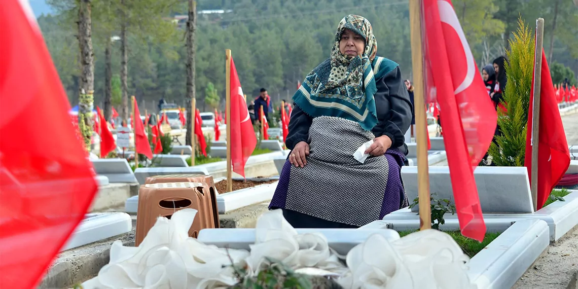 Depremde 4 yakınını kaybeden anne, "çocuklarımı depremin 3'üncü gününde bulduk. Binaları yandı. Cenazeleri bulduğumuza şükrettik. Mezarları burada, çok şükür" dedi.