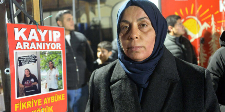 Enkaz altında kalan kızını 1 yıldır arıyor