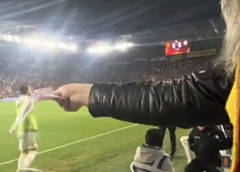 Altaylı oyunculara para gösteren Göztepeli fanatiğe ceza