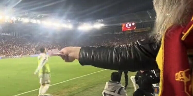 Altaylı oyunculara para gösteren Göztepeli fanatiğe ceza