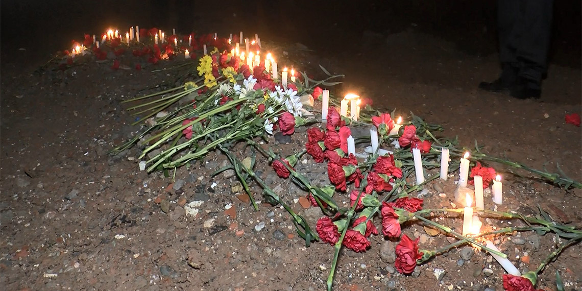 Galeria Sitesi'nin enkazının kaldırıldığı alana karanfil bırakıldı