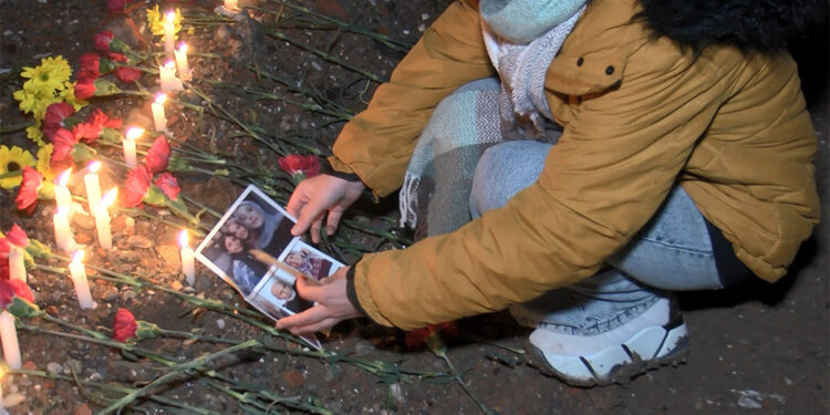 Galeria Sitesi'nin enkazının kaldırıldığı alana karanfil bırakıldı