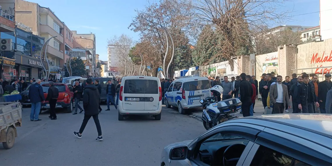 Diyarbakır'da silahlı kavgada 1 kişi hayatını kaybetti 2 kişi yaralandı; birinin silvan spor kulübü başkanı aslan umut bakır olduğu öğrenildi.  