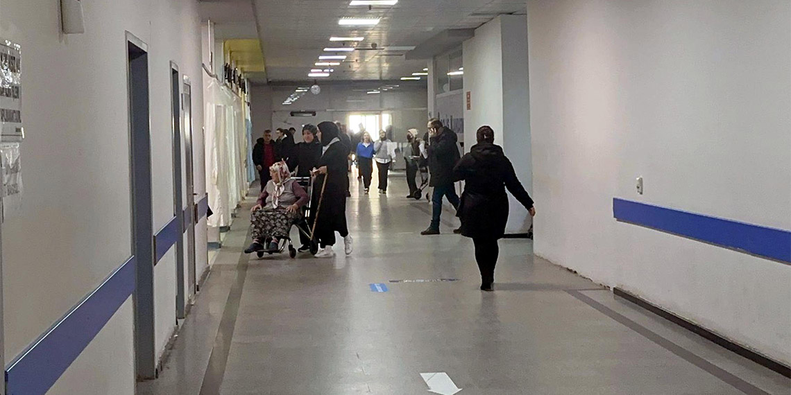 Doç. Dr. Mustafa Doğan, "Ocak ayı ile mukayese ettiğimizde şu an üst solunum yollarına bağlı hastane başvurularında yüzde 75 oranında bir azalma gözlemekteyiz" dedi.