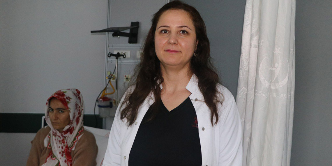 Siirt’te Gülbahar Erdal’ın (30) ultrason muayenesinde, bebeğin ağzını kaplayan kitle tespit edildi. Doğunca nefessiz kalacağı için kaybedilme olasılığı yüksek olan bebeğin kordonu kesilmeden yapılan ameliyatla ağzındaki kitle çıkartıldı.