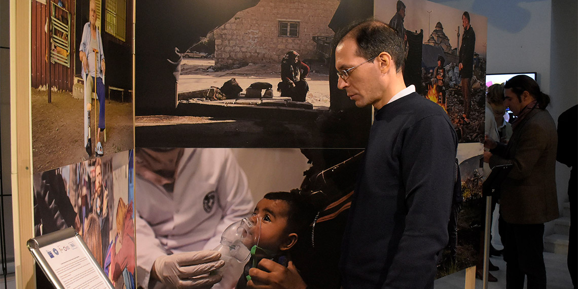 Kahramanmaraş merkezli depremleri unutturmamak amacıyla, Dünya Doktorları Derneği ve Fransız Kalkınma Ajansı (AFD) iş birliğiyle 'Küllerinden Doğmak' adlı fotoğraf sergisi İstanbul Fransız Kültür Merkezi'nde açıldı. Sergi 7 Şubat'a kadar açık kalacak.