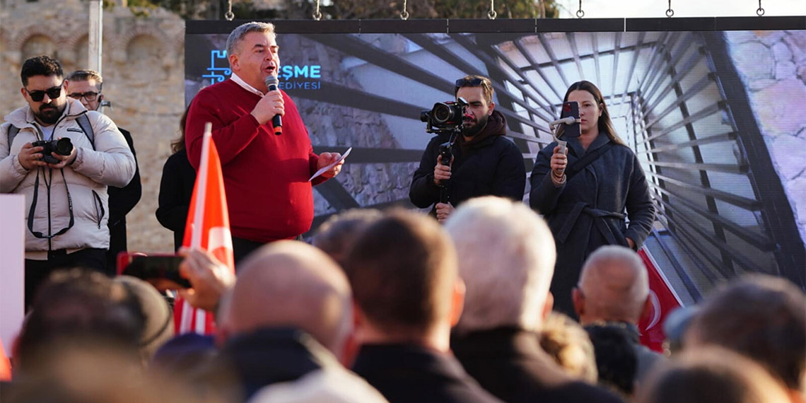 Çeşme Belediye Başkanı Ekrem Oran, "Lütfen bizi baba ocağımızdan ayırmayın, 6 okumuzdan ayrılmak zorunda bırakmayın. Çeşme için benimle her yolda yürümeye var mısınız?" dedi.