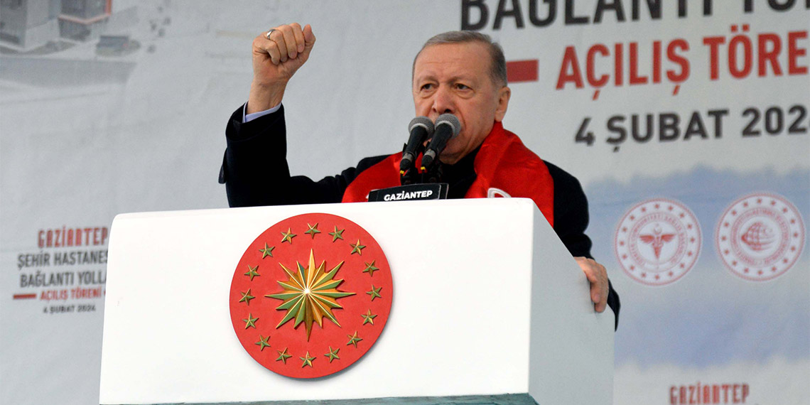 Cumhurbaşkanı Erdoğan, ''11 şehrimizin 124 ilçe 7 bin köy ve mahallesini vuran asrın afetinin üzerinden 1 yıl geçmişken yaraları sarma sözümüzü hızla yerine getiriyoruz'' dedi.