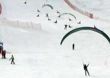 Ergan dağı zirvesinde paraşütle kayak yaptılar