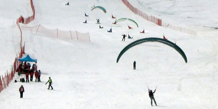 Ergan Dağı zirvesinde paraşütle kayak yaptılar