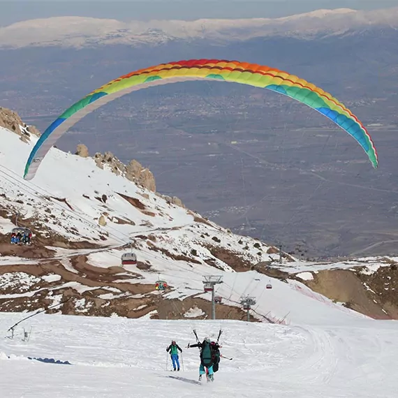 Ergan dağı zirvesinde paraşütle kayak yaptılar