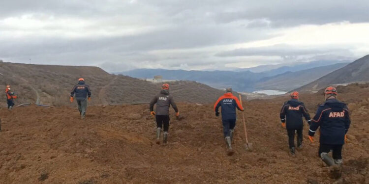 Erzincan'da işçiler sondalama yöntemiyle aranıyor
