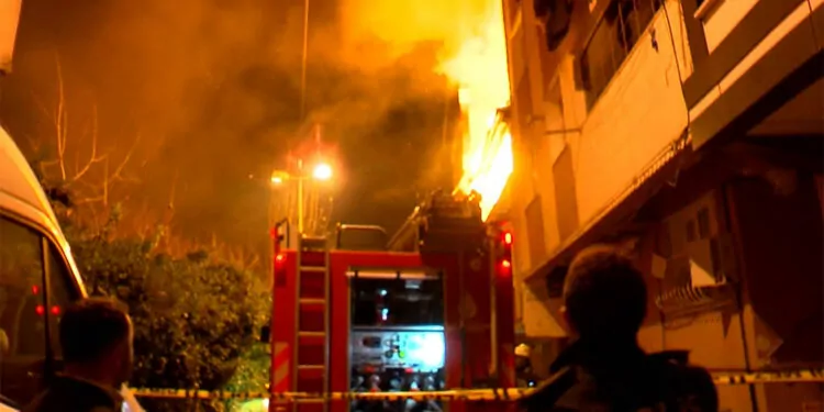 Esenler'de 2 katlı binanın çatısında çıkan yangın 2 binaya sıçradı