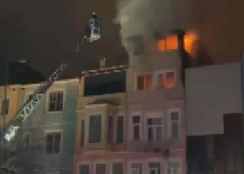 Fatih'te 3 katlı binada yangın; 1 yaralı