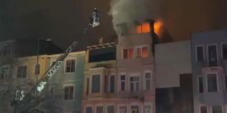 Fatih'te 3 katlı binada yangın; 1 yaralı