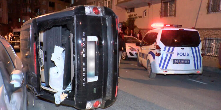 Cip park halindeki 6 araca çarparak yan yattı; 1 yaralı