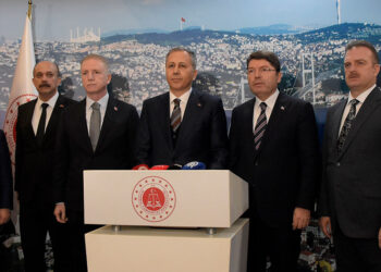 25 adrese yapılan operasyonda 40 kişi gözaltına alındı