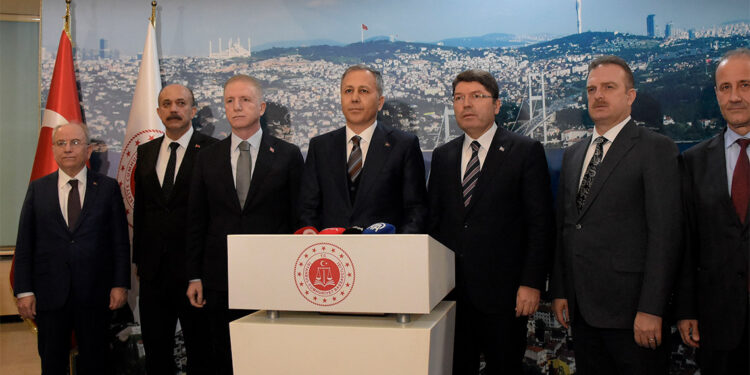 25 adrese yapılan operasyonda 40 kişi gözaltına alındı