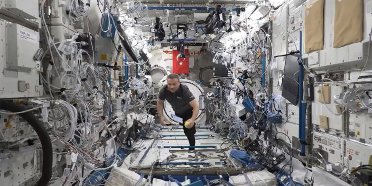 Alper Gezeravcı mikro yer çekimi ortamında video çekti