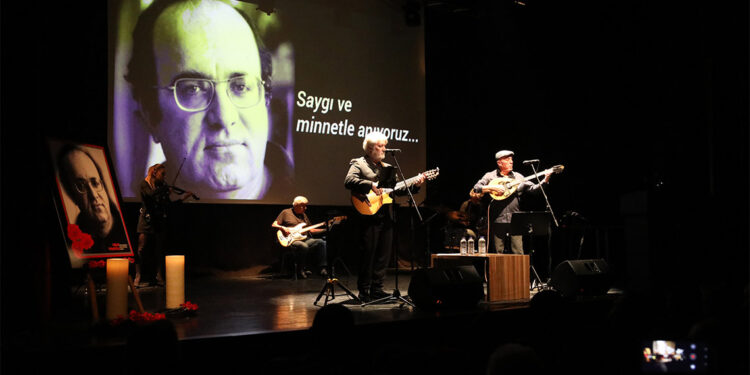 Grup Gündoğarken şarkılarını adalet için söyledi