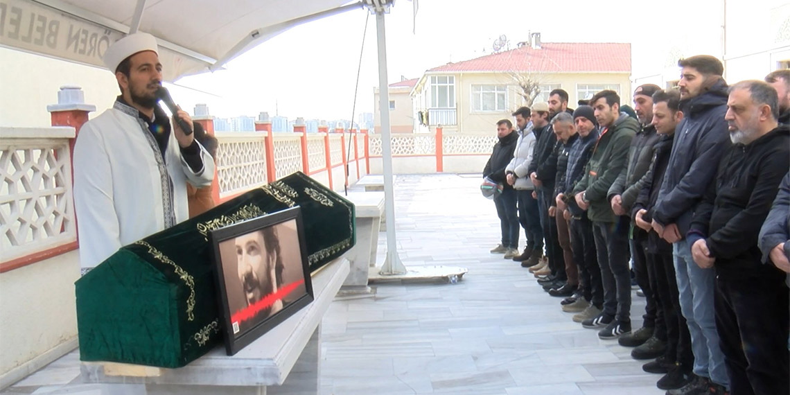 Güngören'de bir restoranda nişanlısına laf attığı iddia edilen kişiler tarafından darbedilerek öldürülen müzisyen Umut Emre Aytekin, cenaze namazının ardından son yolculuğuna uğurlandı.