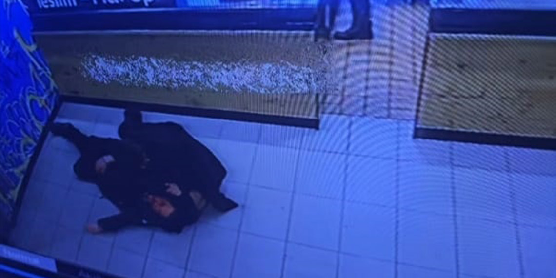 Güngören'de müzisyene tekme tokat saldırı; nişanlısının kollarında can verdi, o anlar iş yerinin güvenlik kamerasına saniye saniye yansıdı.