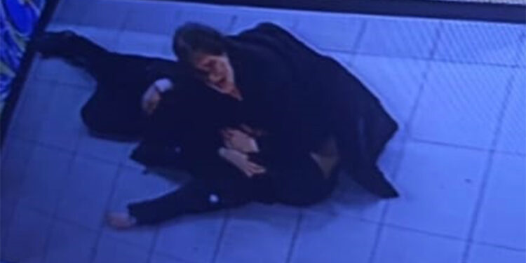 Müzisyene tekme tokat saldırı; nişanlısının kollarında can verdi