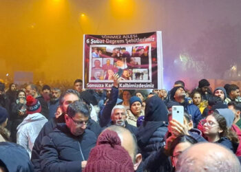 İskenderunlular meydanda gözyaşına boğuldu