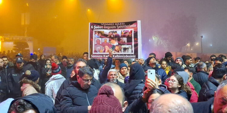 İskenderunlular meydanda gözyaşına boğuldu