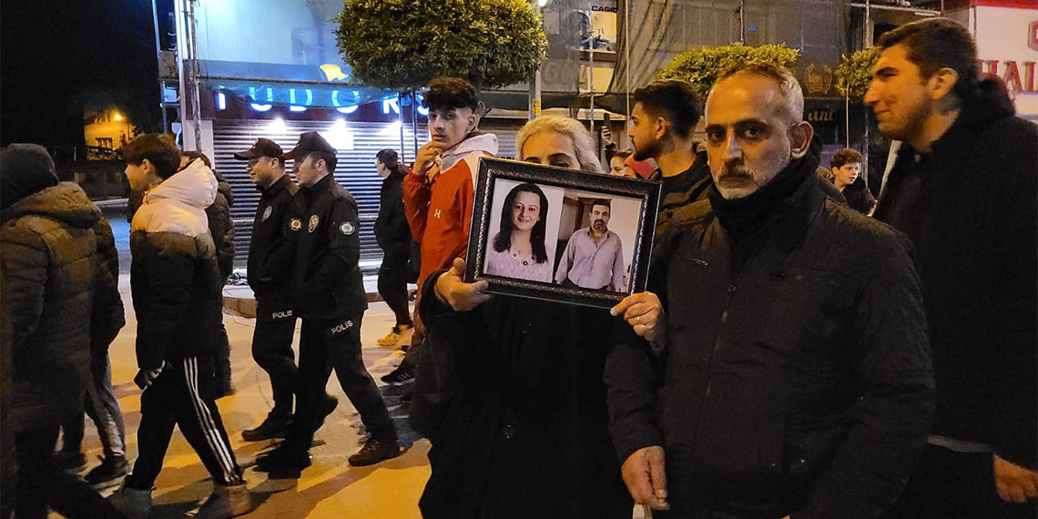 Geçen yıl 6 Şubat'ta meydana gelen depremde ölenlerin fotoğraflarını taşıyan İskenderunlular meydanda gözyaşına boğuldu.