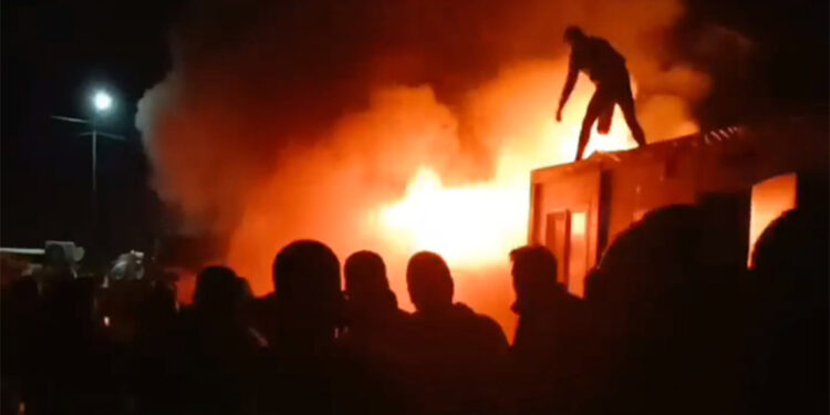 Hatay'da konteyner kentte yangın